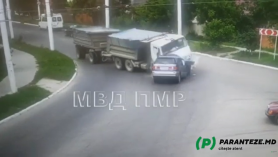 FOTO/VIDEO +18: Accident TERIBIL la Bender. Un șofer a murit după ce mașina sa a fost strivită de un Kamaz